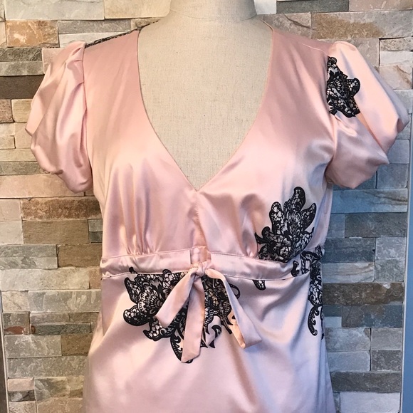 EXPRESS satin pink/ black deep V cap sleeve blouse - Picture 2 of 6